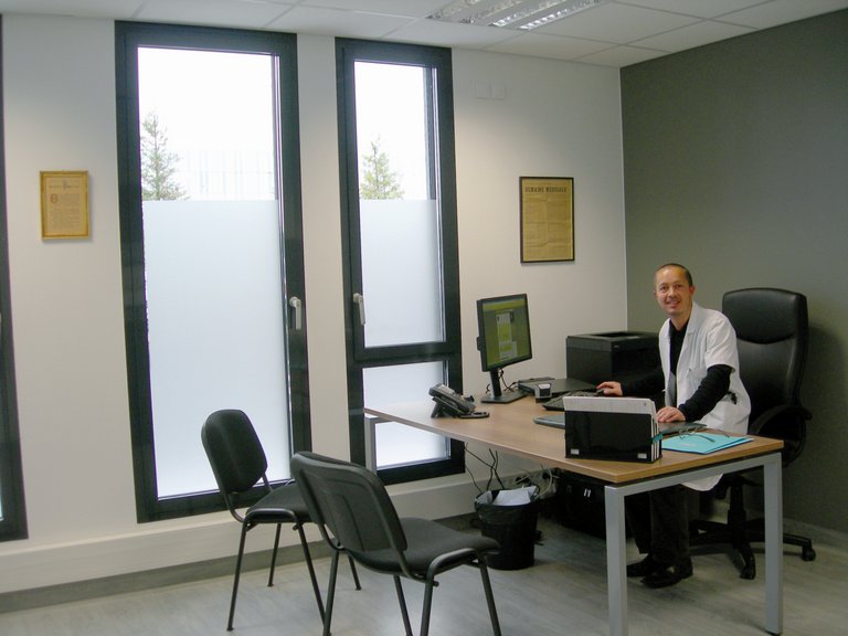 Dr. Thomas Raphael v svoji pisarni pri delu za računalnikom
