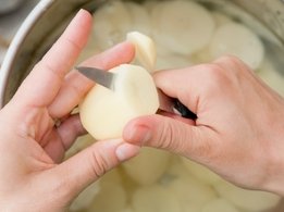 Pred kuhanjem narežite krompir in zelenjavo na koščke ter ju namočite.