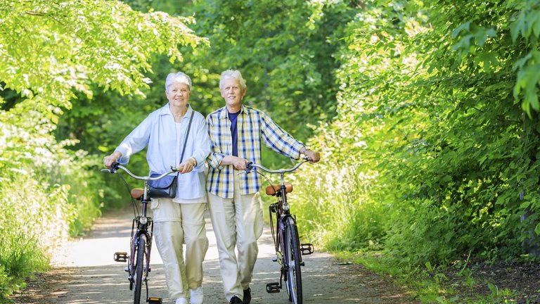 Starejši par s svojima kolesoma