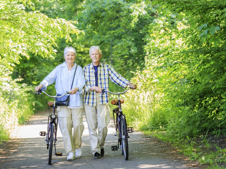 Starejši par s svojima kolesoma