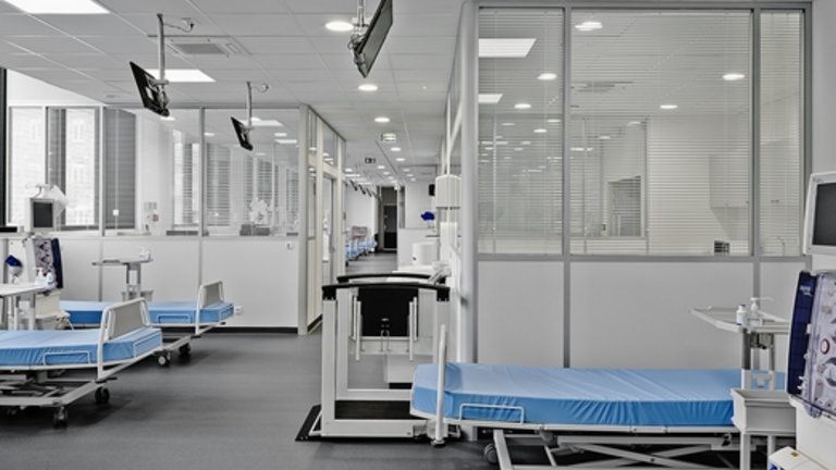 Pogled v notranjost klinike s številnimi praznimi posteljami