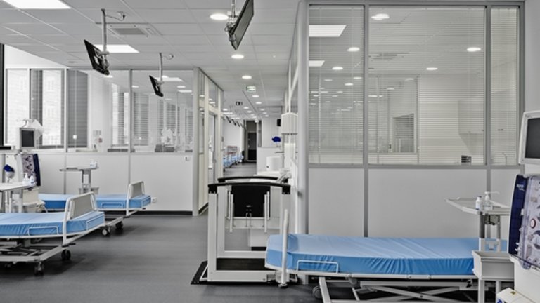 Pogled v notranjost klinike s številnimi praznimi posteljami