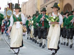 Tradicionalna povorka narodnih noš in strelcev skozi München