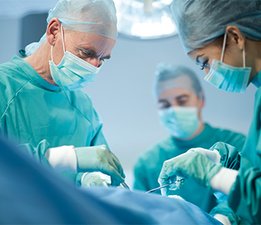 Zdravniška ekipa pri operaciji